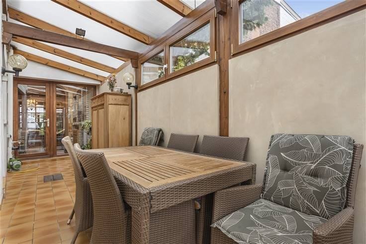 La terrasse couverte meublée