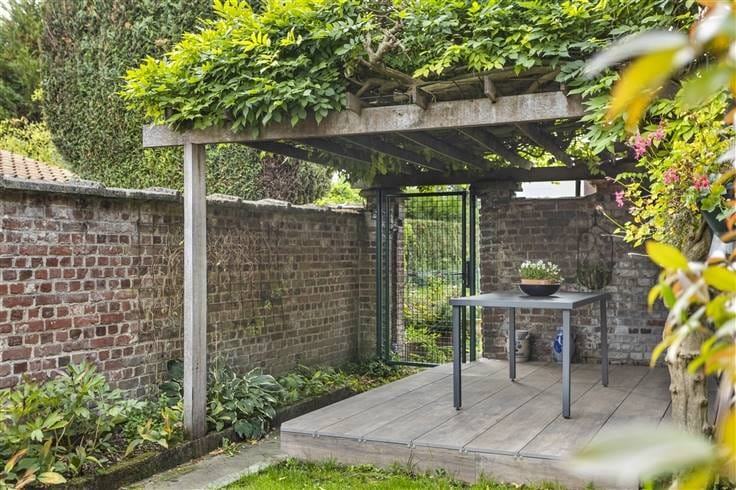 La terrasse sous la pergola