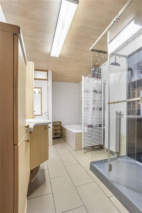 Une des deux salles de bain