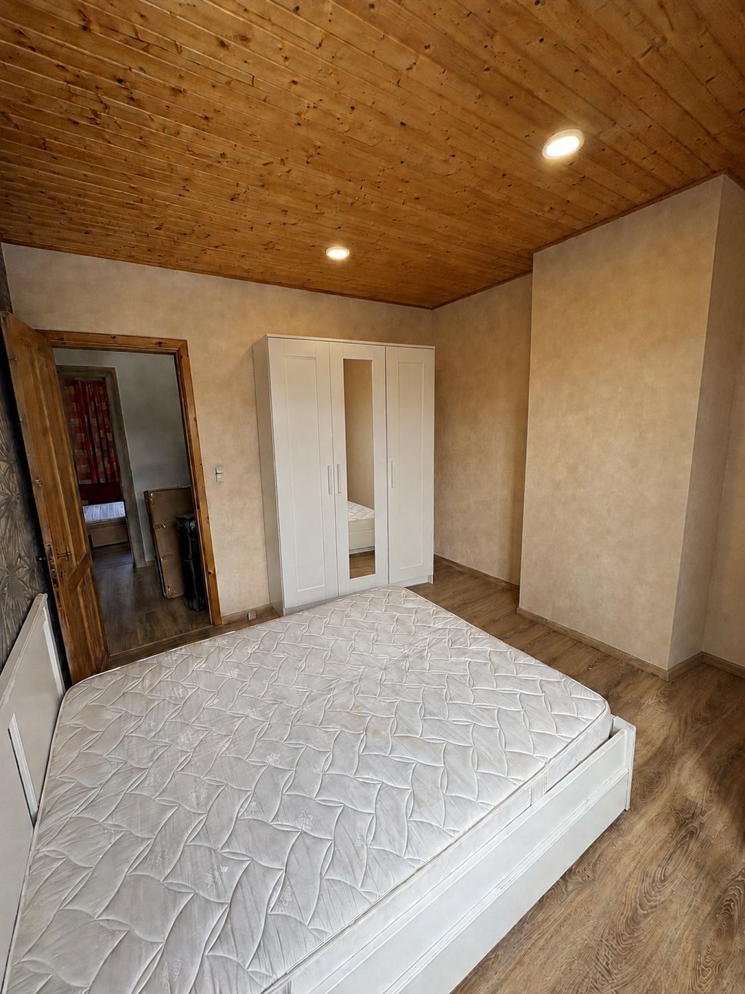 Chambre 1 : l'armoire et l'entrée