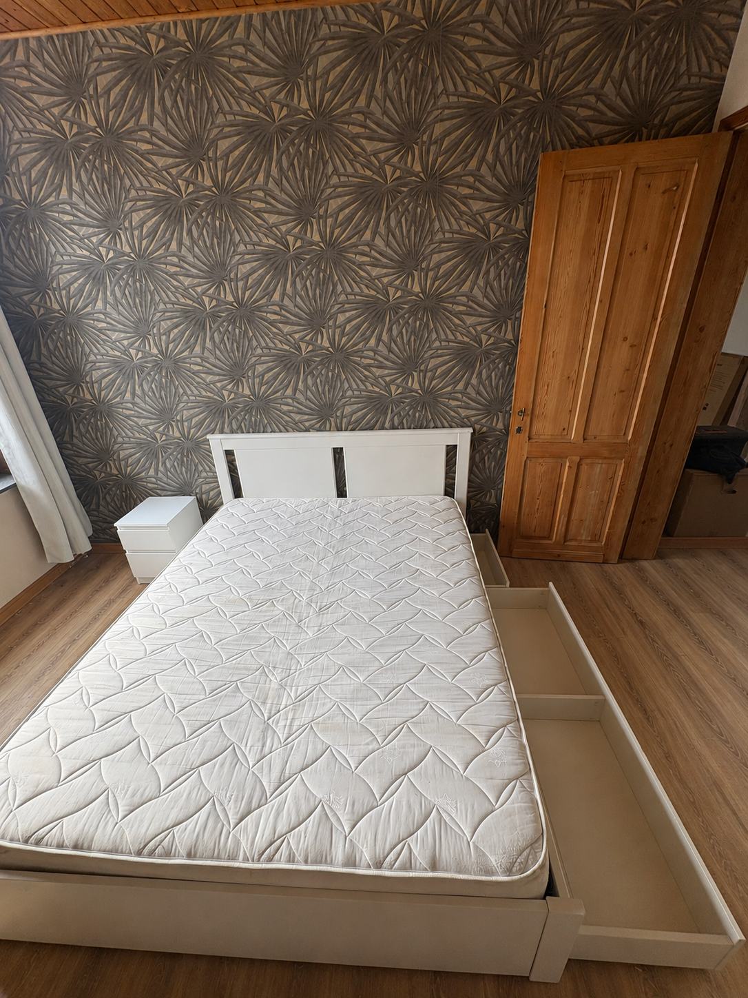 Chambre 1 : le lit et le papier peint sombre