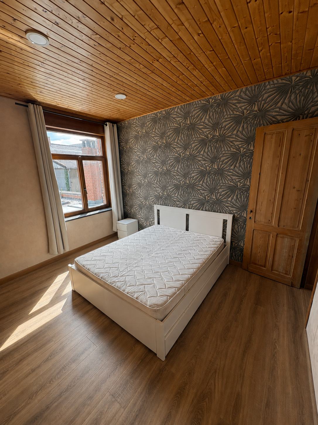 Chambre 1 : la fenêtre et le lit