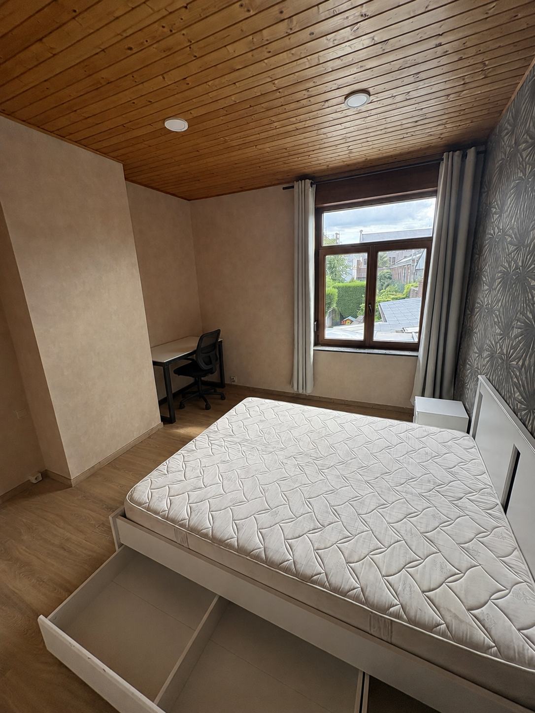 Chambre 1 : le coin bureau près de la fenêtre