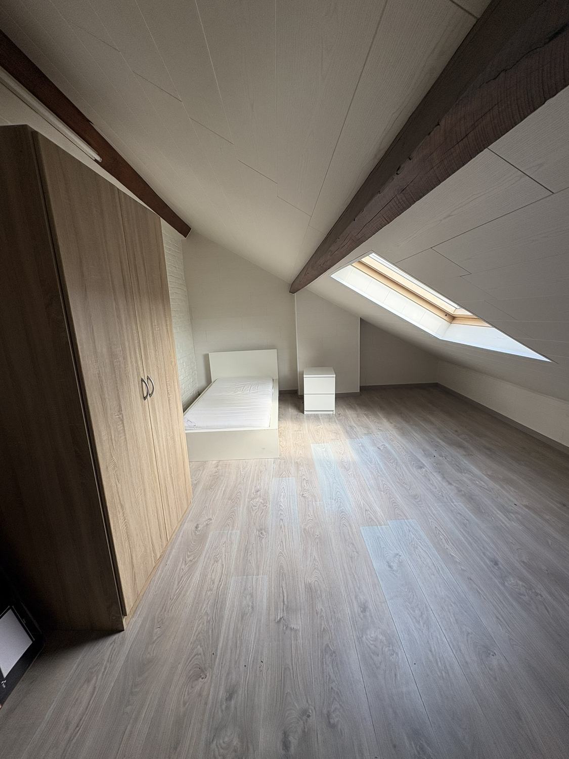 Petite mansardée : l'armoire sous la pente