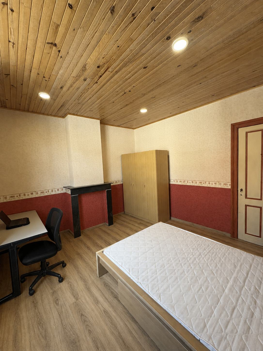 Chambre 2 : le bureau et le lit