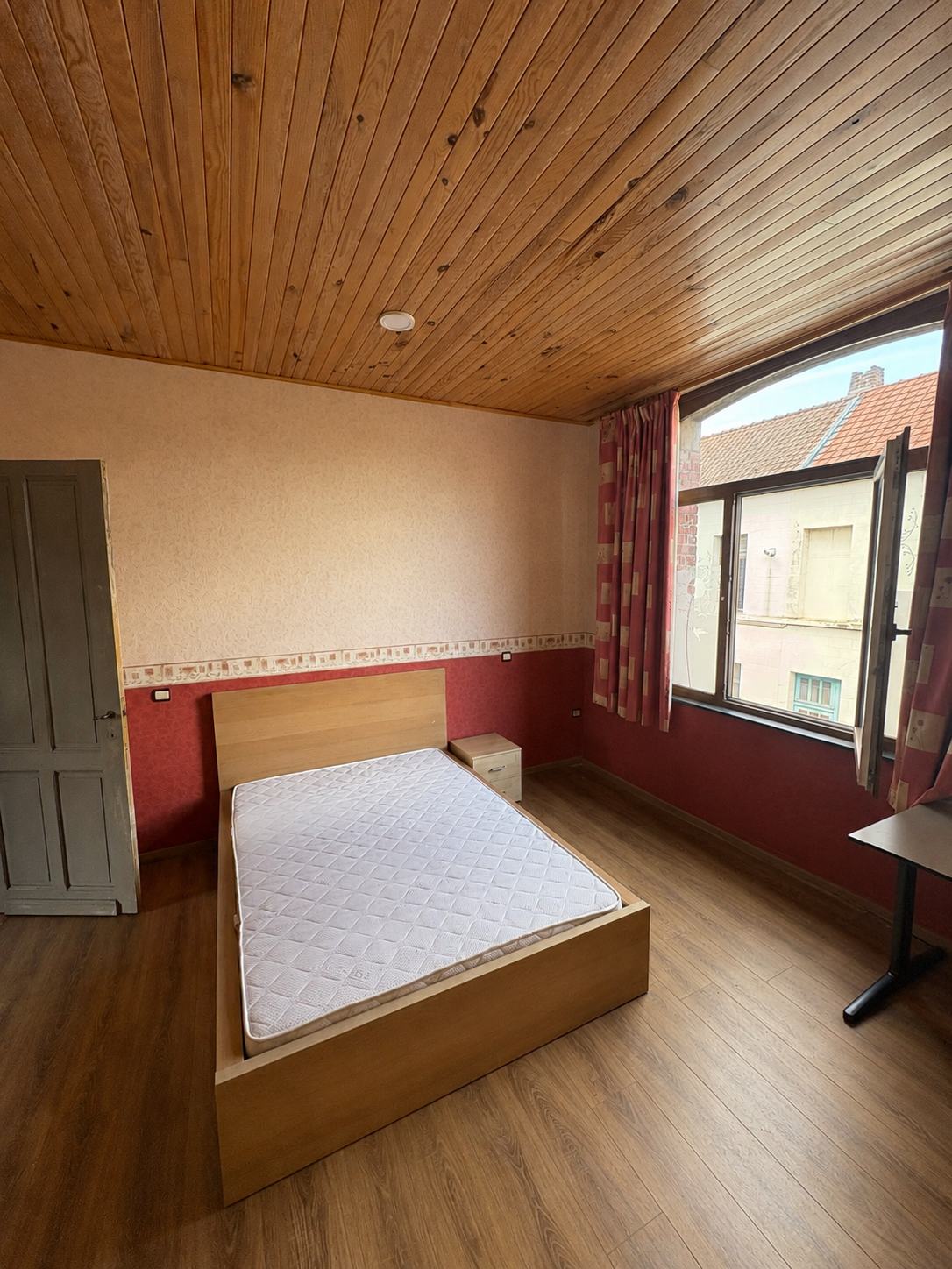 Chambre 2 : la fenêtre et le lit