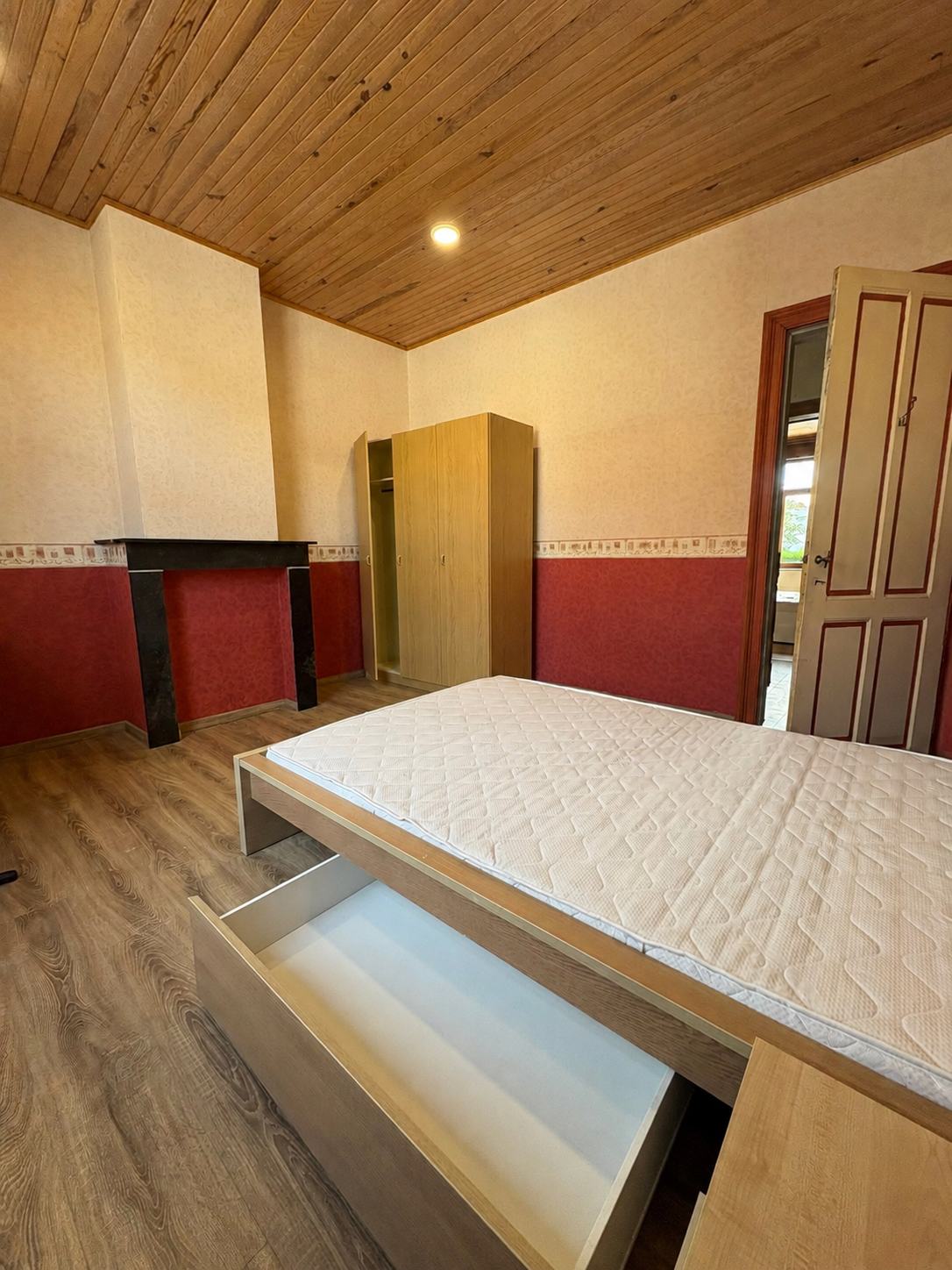 Chambre 2 : l'armoire et la porte